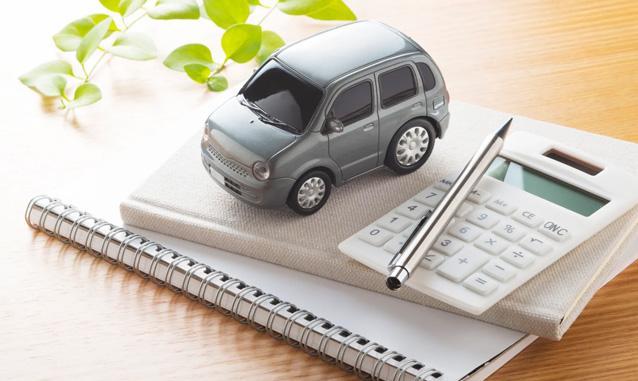 ¿Cómo se calcula el pago mensual de un financiamiento vehicular?